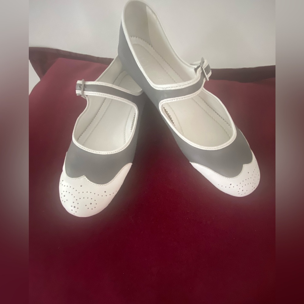 Vintage CHANEL Spring/Summer 2008 Maryjane flats. Gray/White. Leather. Size 38.